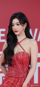 ​妩媚迷人孔雪儿