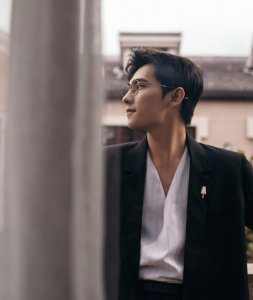 ​杨洋更博强烈要求热搜话题“正常点”，可话才出，就遭粉丝唱反调