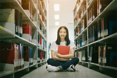 ​小说：爸妈都去世了，二叔把我接到家中，当天就给我一个大嘴巴