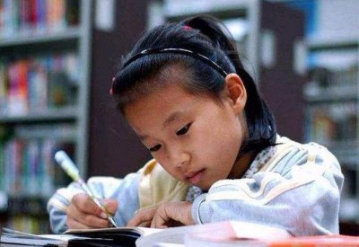 ​小学生“满分作文”走红了，网友被逗笑，老师发出天才的感叹