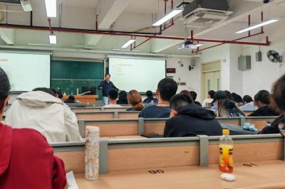 ​他26岁成为中山大学副教授，学生比自己还大