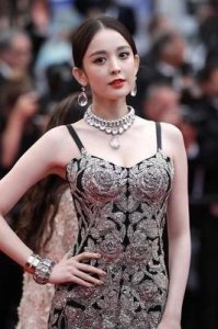 ​古力娜扎深夜直播跳舞 跳一半胸口纽扣崩开，真以为没男粉？
