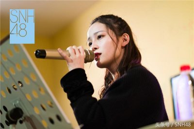 ​SNH48小歌姬杨令仪唱功惊艳四座，为粉丝带来了一场听觉盛宴。