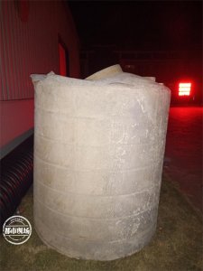 ​鹰潭：高速上出现巨型大水桶！导致4辆车遭了殃