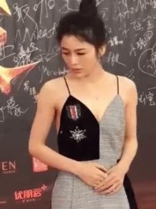 ​还是身体要紧！赵韩樱子走红毯晕倒