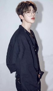 ​历届C位出道的少年，蔡徐坤成为顶流，他出道半生归来仍是素人