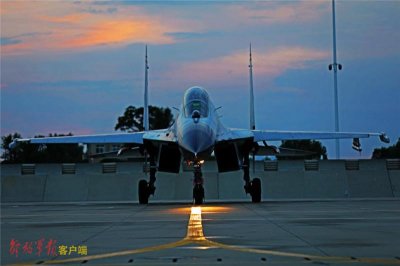 ​暗夜出击！海军航空兵某团开展夜间多课目飞行训练