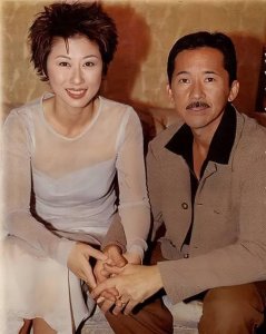 叶倩文嫁大14岁的林子祥，婚内不道德上位，婚后分居无孩子图什么