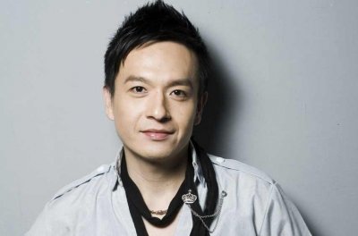 ​恭喜！49岁台湾男星小钟疑终结单身，与绯闻女友过年回家见家长