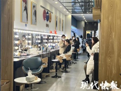 ​新年全家福拍照生意红火，今年你拍全家福了吗？