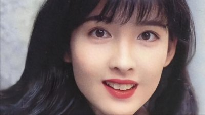 ​56岁周慧敏跑步健身，尽显细腰长腿，网友：太美了，如同妙龄少女