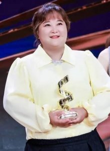 ​＂贾玲春晚之谜：消失的原因与归来之望＂
