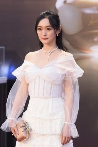 ​何泓姗一袭白色抹胸薄纱裙梦幻唯美，曼妙身姿与优雅气质让人惊艳
