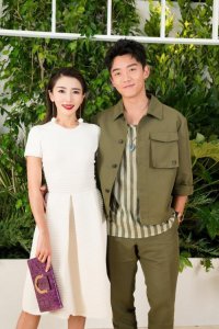 ​2年前她是郑恺的女朋友，今穿粉色吊带裙优雅迷人，再回少女时刻