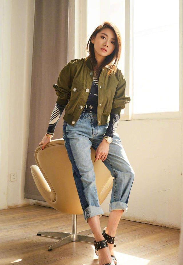 2年前她是郑恺的女朋友，今穿粉色吊带裙优雅迷人，再回少女时刻