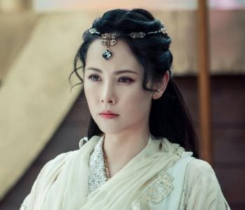 ​金花婆婆杨明娜走红！阎青妤版成经典，与闺蜜刘晓庆36年蔬菜互称