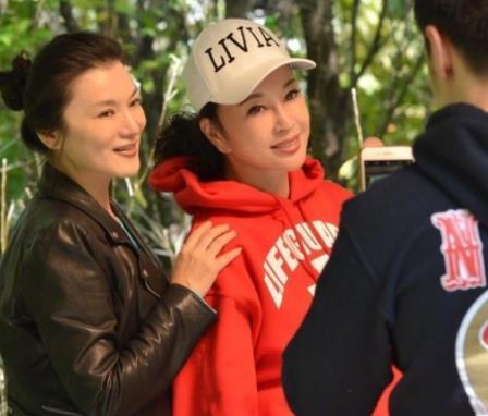 金花婆婆杨明娜走红！阎青妤版成经典，与闺蜜刘晓庆36年蔬菜互称