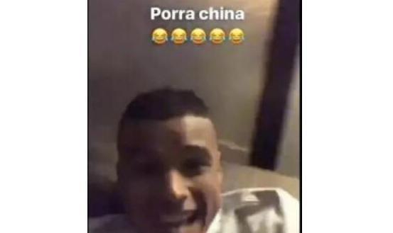 恶性球员！武磊被推搡为大局忍气吞声，对方不仅这一次辱华行为
