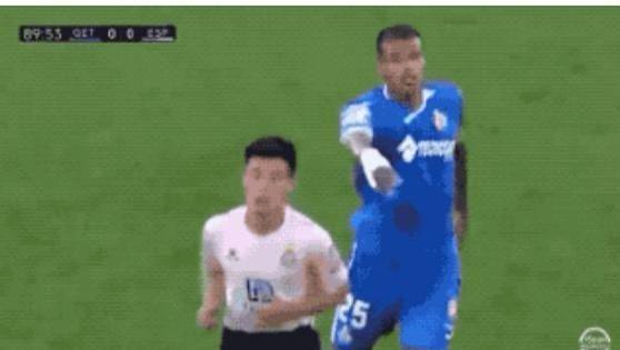 恶性球员！武磊被推搡为大局忍气吞声，对方不仅这一次辱华行为