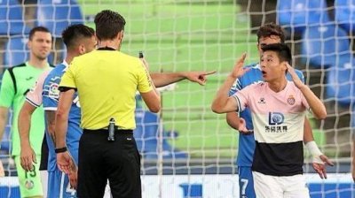 ​恶性球员！武磊被推搡为大局忍气吞声，对方不仅这一次辱华行为