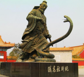 ​刘邦斩蛇的故事（历史上汉高祖刘邦斩蛇起义简介）