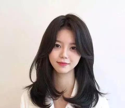 让你时尚气质倍增的发型，这样的女生中长发型你会中意哪款呢！