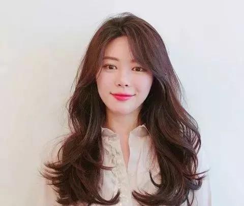 让你时尚气质倍增的发型，这样的女生中长发型你会中意哪款呢！