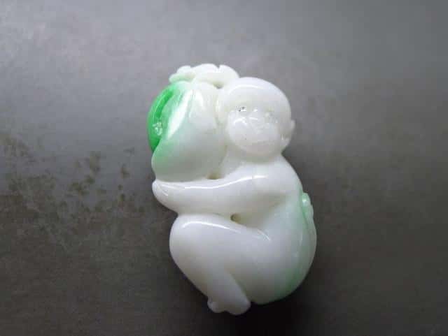 属猴的戴什么翡翠吊坠合适（属猴的戴什么翡翠吊坠）
