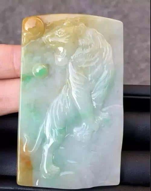 属猴的戴什么翡翠吊坠合适（属猴的戴什么翡翠吊坠）