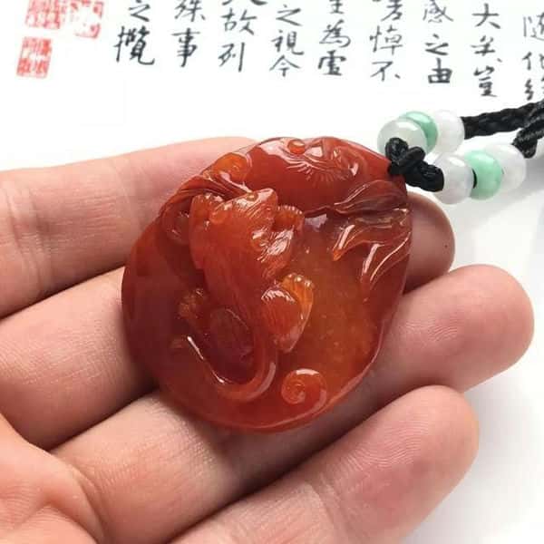 属猴的戴什么翡翠吊坠合适（属猴的戴什么翡翠吊坠）
