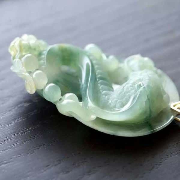 属猴的戴什么翡翠吊坠合适（属猴的戴什么翡翠吊坠）