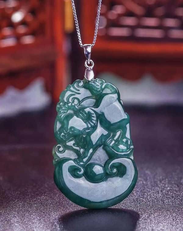 属猴的戴什么翡翠吊坠合适（属猴的戴什么翡翠吊坠）