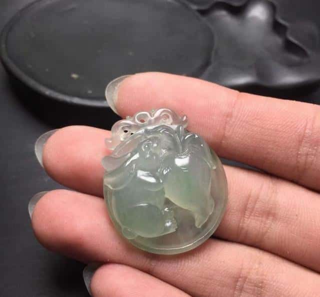 属猴的戴什么翡翠吊坠合适（属猴的戴什么翡翠吊坠）