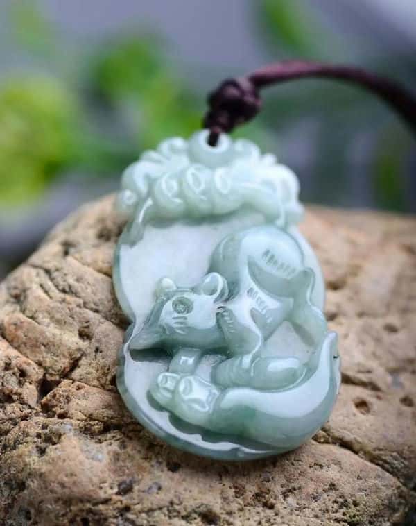 属猴的戴什么翡翠吊坠合适（属猴的戴什么翡翠吊坠）