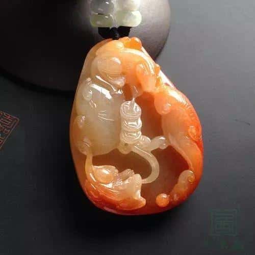 属猴的戴什么翡翠吊坠合适（属猴的戴什么翡翠吊坠）