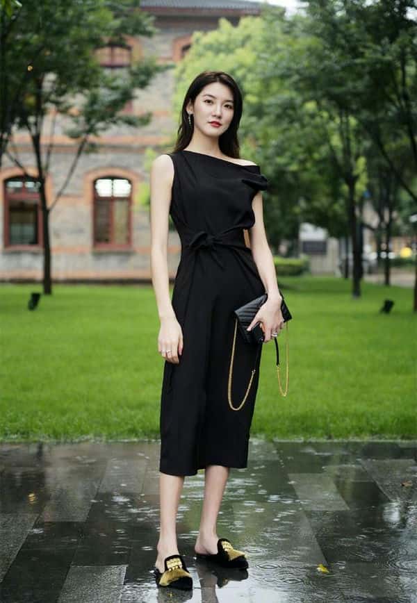 小黑裙搭什么鞋子好看-（黑色连衣裙搭配鞋子图片）