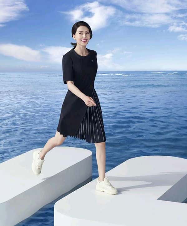 小黑裙搭什么鞋子好看-（黑色连衣裙搭配鞋子图片）