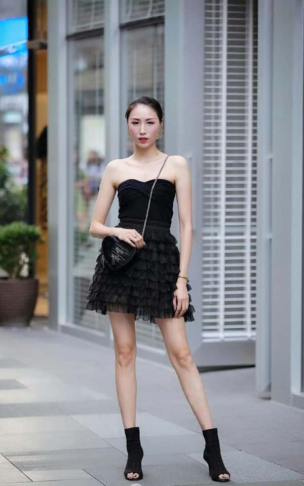 小黑裙搭什么鞋子好看-（黑色连衣裙搭配鞋子图片）