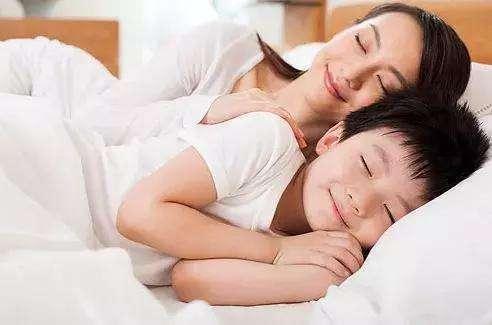 儿子14岁仍和妈妈睡一起，孩子的行为让妈妈后悔，分房睡很重要