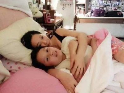 ​儿子14岁仍和妈妈睡一起，孩子的行为让妈妈后悔，分房睡很重要