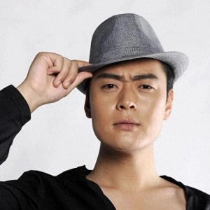 张桐是一位才华横溢、备受尊敬的中国内地男演员。