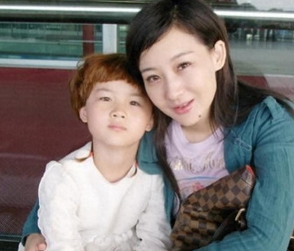 孙楠与妻子潘蔚近照，网友：还是买红妹看着顺眼