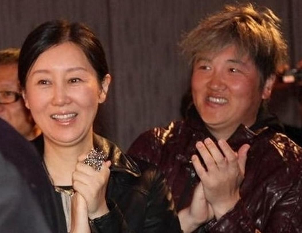 孙楠与妻子潘蔚近照，网友：还是买红妹看着顺眼