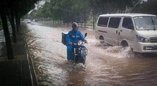 外卖哥风雨送餐，累晕街边，感叹生活不易！