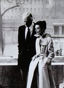 ​1992年赫本身患癌症，她送给纪梵希一件蓝色毛衣，纪梵希失声痛哭