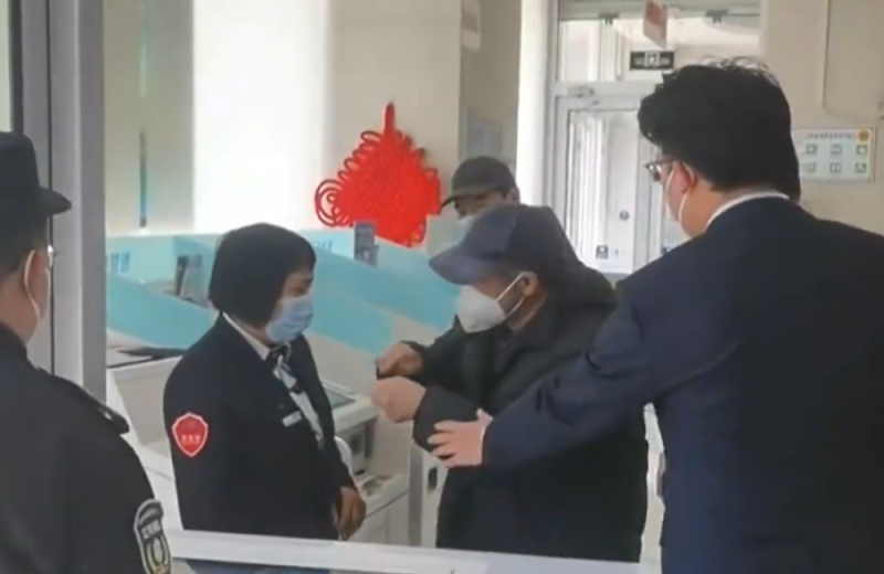 大爷办业务频遭插队怒斥工作人员？事发银行：内容不实，老人疑似醉酒