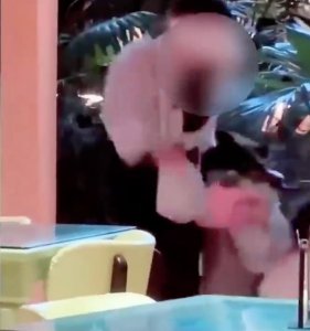 ​阻止家长打孩子，他赔偿 1 万并辞职？网友怒了！