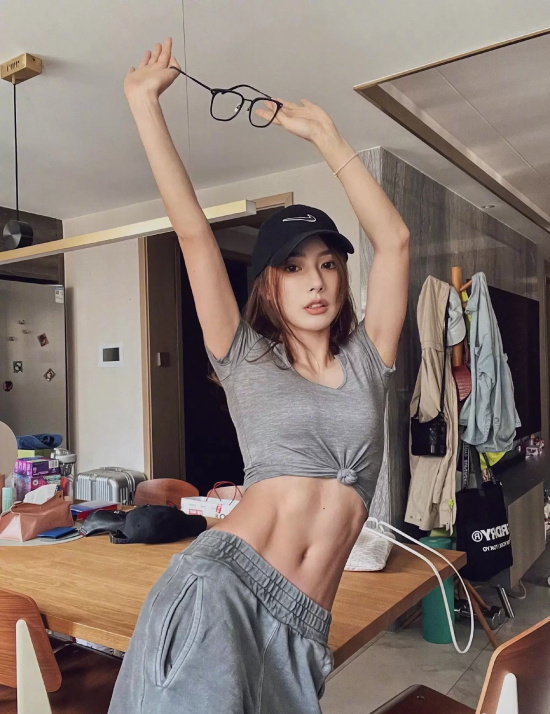 陈暖央巧克力腹肌写真,时尚运动女达人的身材令人羡慕