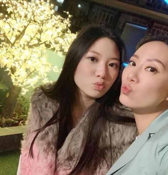 甄子丹16岁女儿晒照