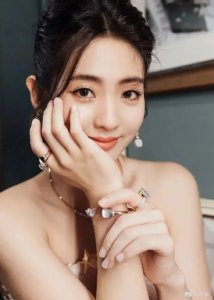 ​美女邢菲穿抹胸粉色长裙写真，美的勾人心魄